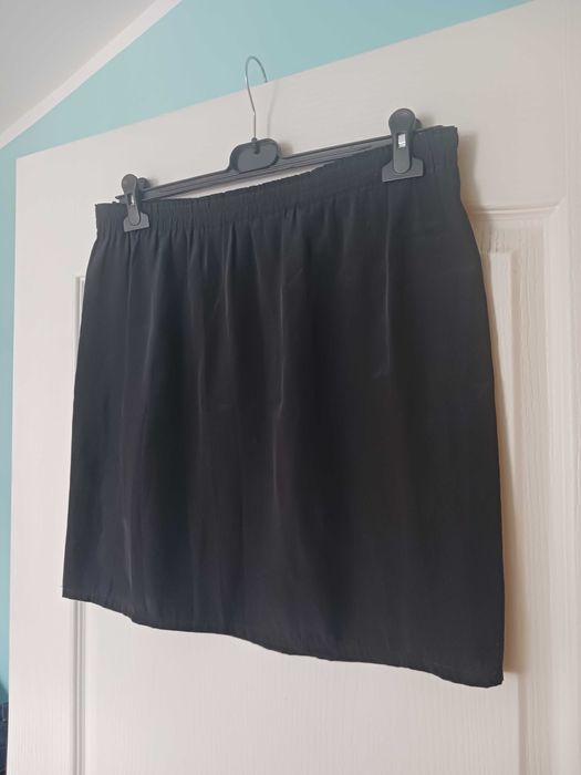 Czarna halka satynowa 40/42