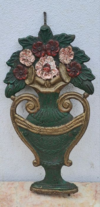 Antiga placa decorativa de ferro fundido pintado