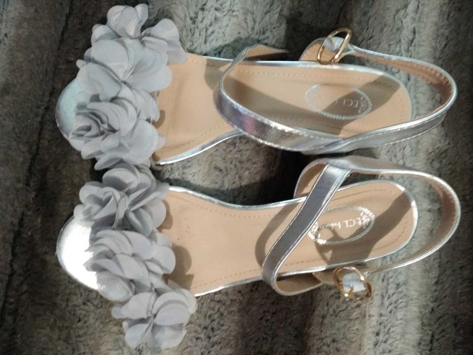 Sandálias de verão novas