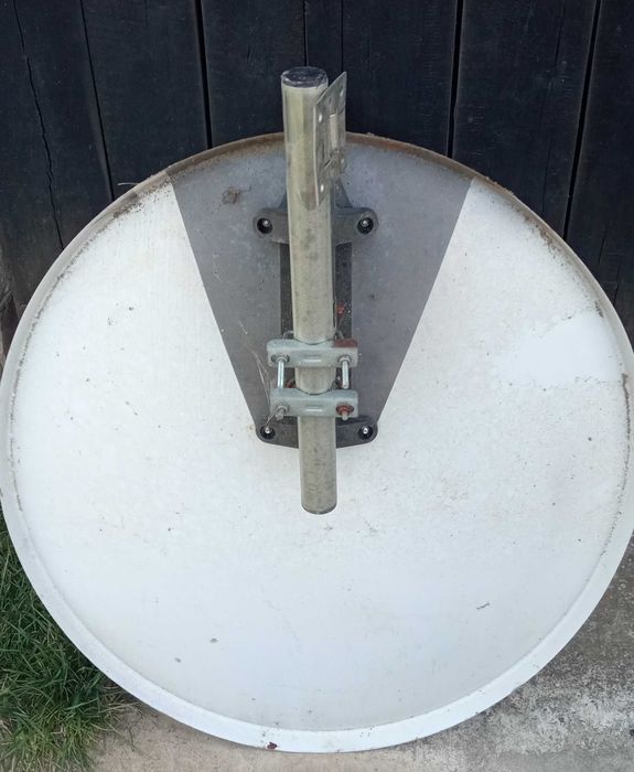 Antena satelitarna z uchwytem