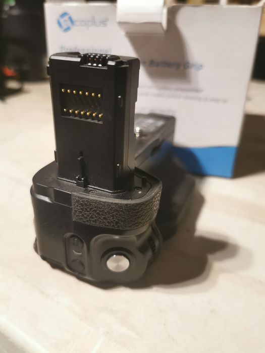 O punho vertical tem espaço para uma bateria extra para as Sony A7II,