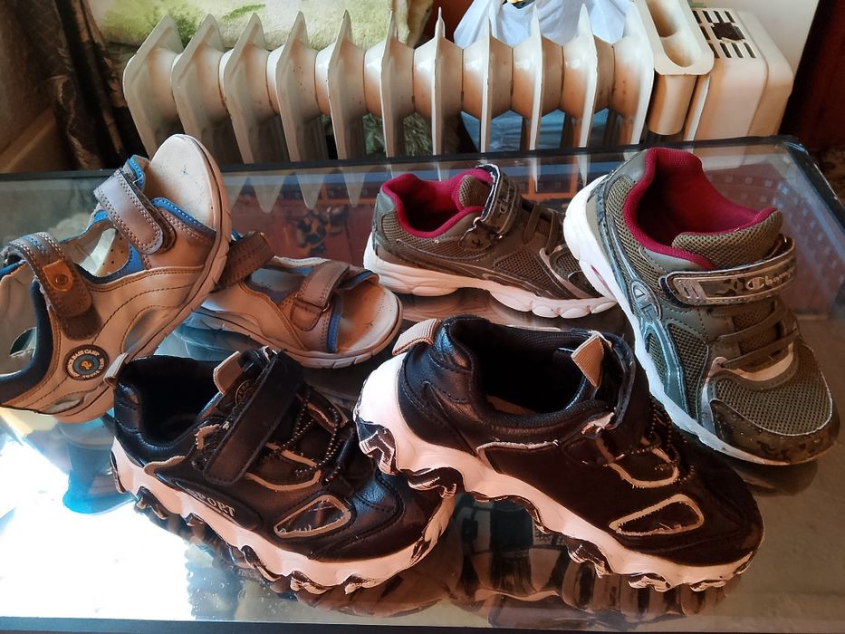 Кроссовки для мальчиков и босоножки. Цена за три пары.