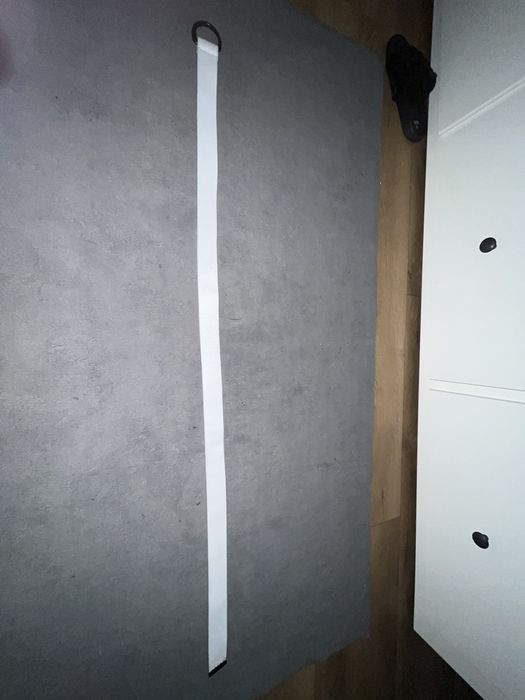 biały pasek materiałowy
