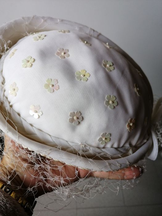 Chapéu de noiva com gancho, lantejoulas e rede