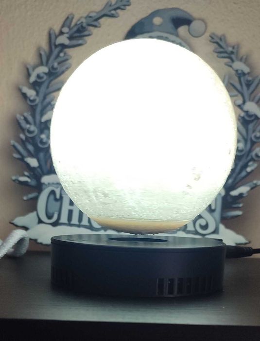 Lua flutuante com três cores