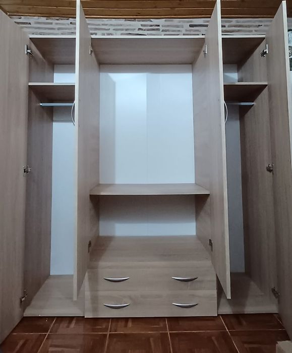 Armário de três portas em carvalho em ótimo estado