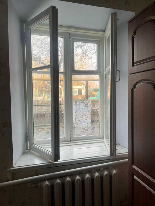 Продам подвійні дерев’яні вікна 102×142 см. Дерев’яні підвіконня.