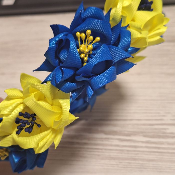 Вінок із квітв зі стрічки.