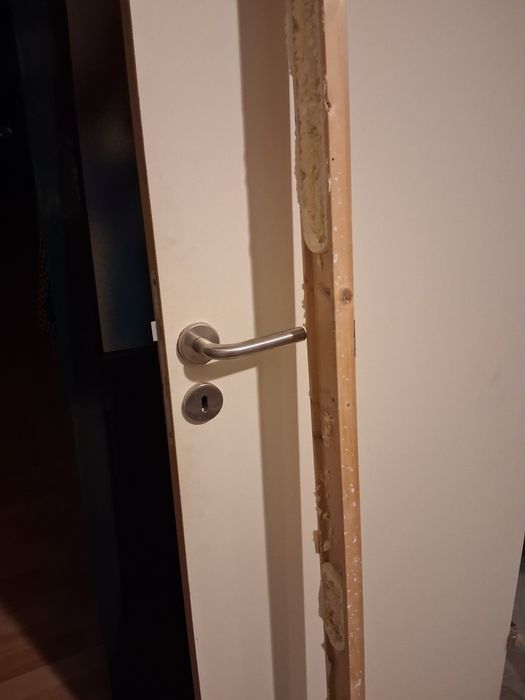 Porta branca interior com ombreira