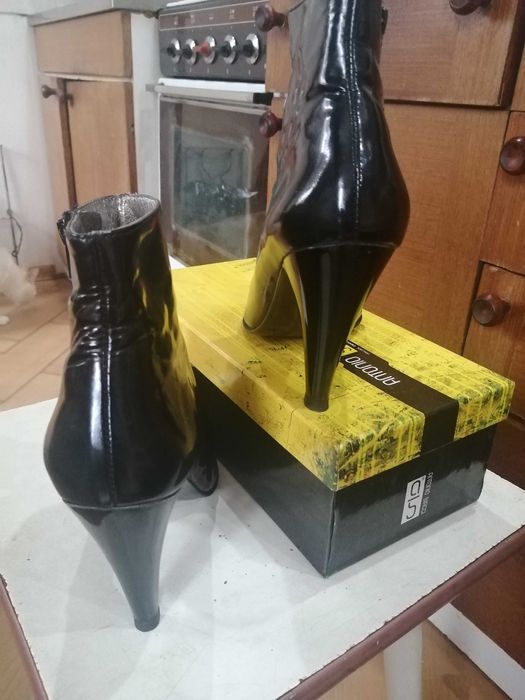 Ботиночки -Турция, лаковые натуральные ,на широкую ножку, размер 39