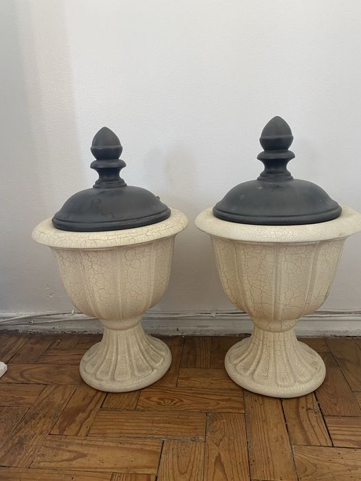 Taças brancas com tampa