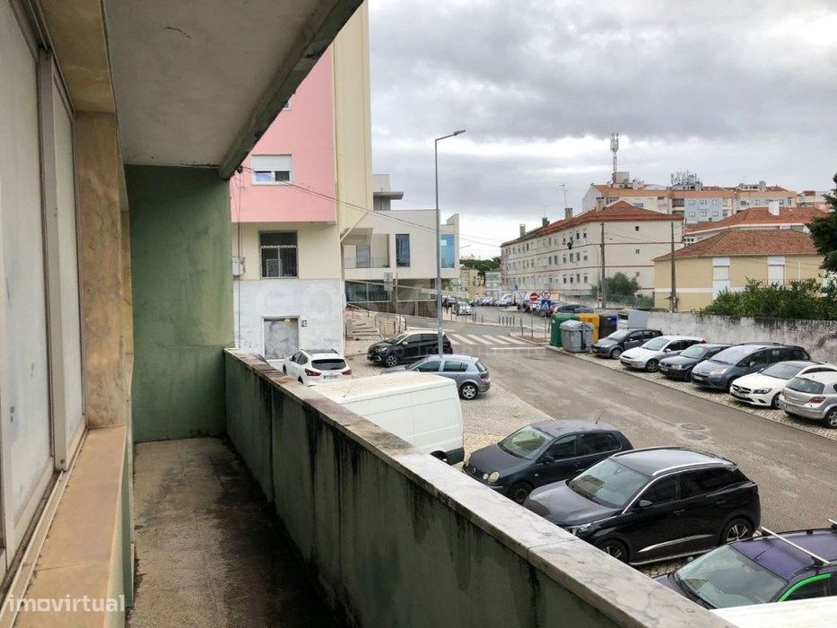 Loja com 210m² em cave com acesso direto à rua