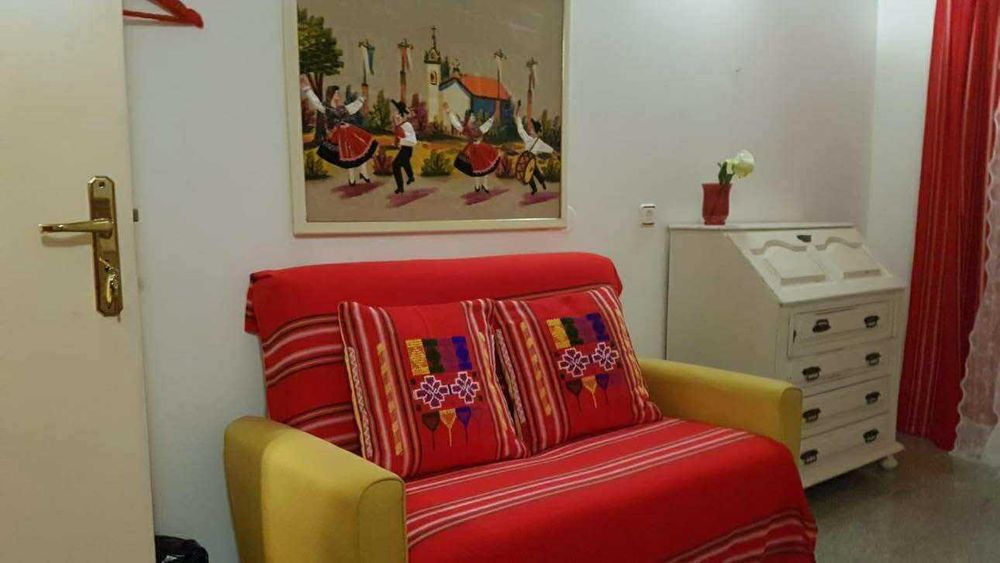 Camas de solteiro mas escrivaninha e sofa