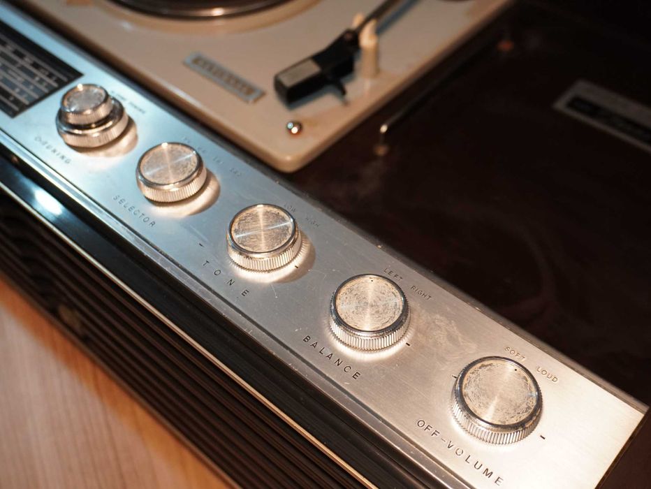 SG-945 Radio-Phonograph