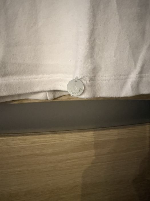 Biała bluzka z opuszczonymi rękawami