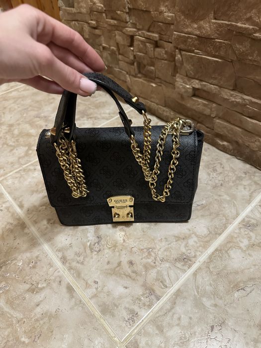 Сумка GUESS б/у вмістка