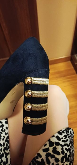 Czółenka na ozdobionym obcasie 37