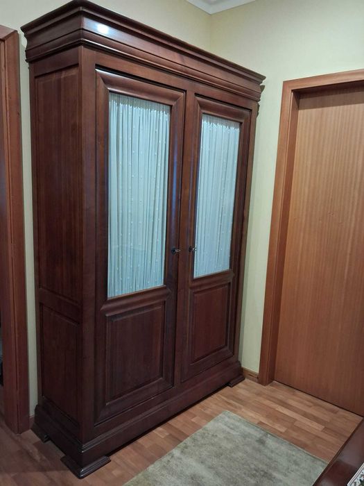 Móvel em cerejeira maciça 131cmX46cmX210cm