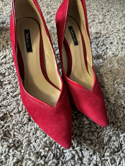 Червоні лодочки