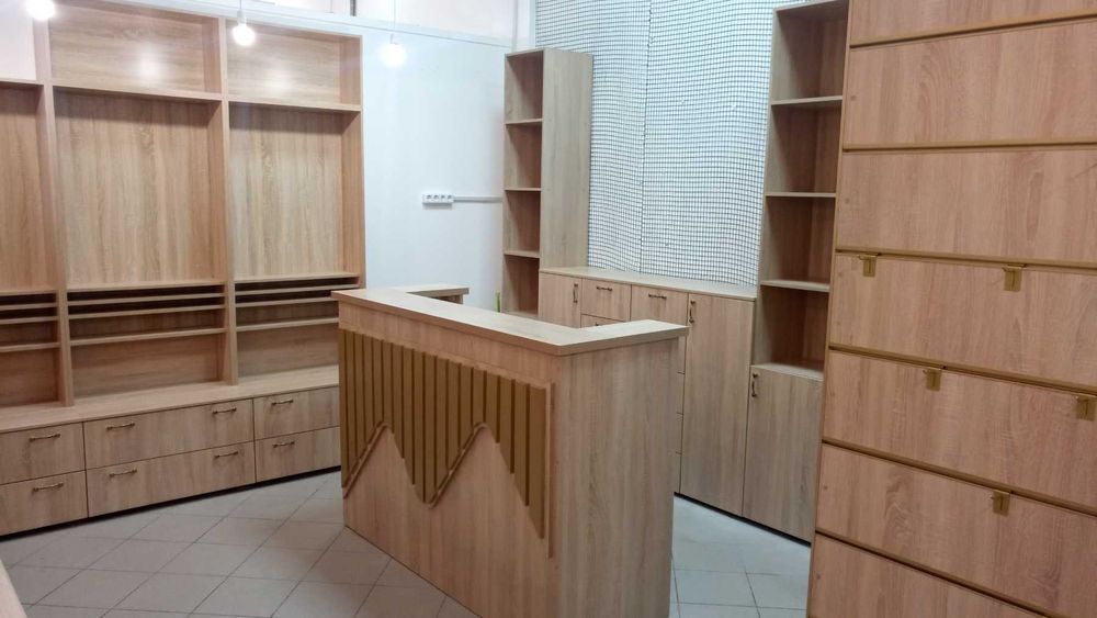 Торгівельне обладнання, прилавки стелажі.