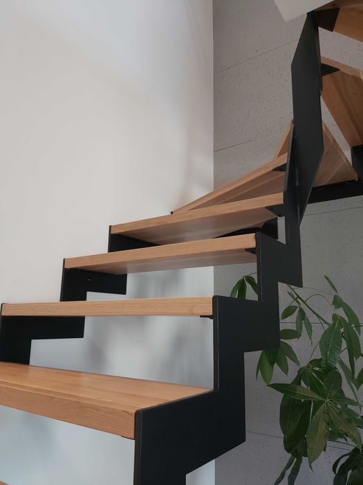 Schody drewniane na konstrukcje metalową.