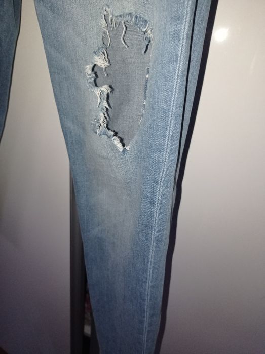 Spodnie jeansy Zara z rozdarciami, cekinami i haftem