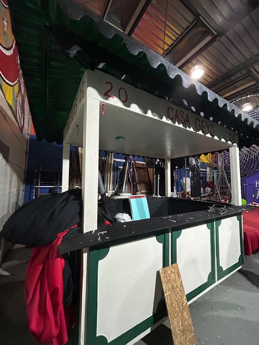 Quiosque aberto com balcão fixo