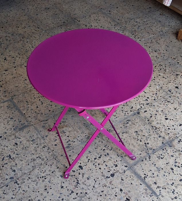 Mesa baixa metálica, cor de rosa. Pode estar fechada ou aberta. Barata