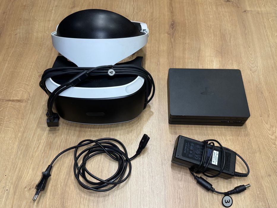 PSVR v1 + 2 motion controller stan bardzo dobry.