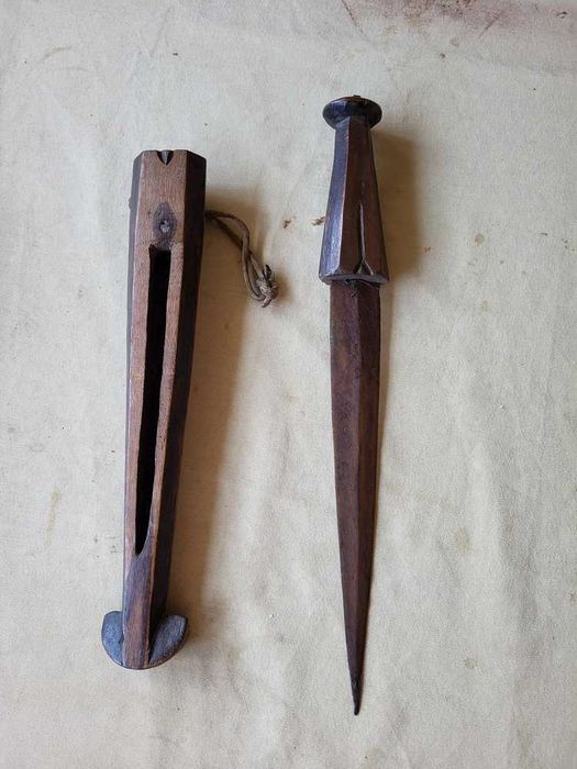 Adaga Himba Africana Antiga com Bainha de Madeira