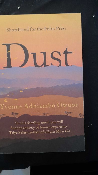 Livro Ingles Dust Capa Mole