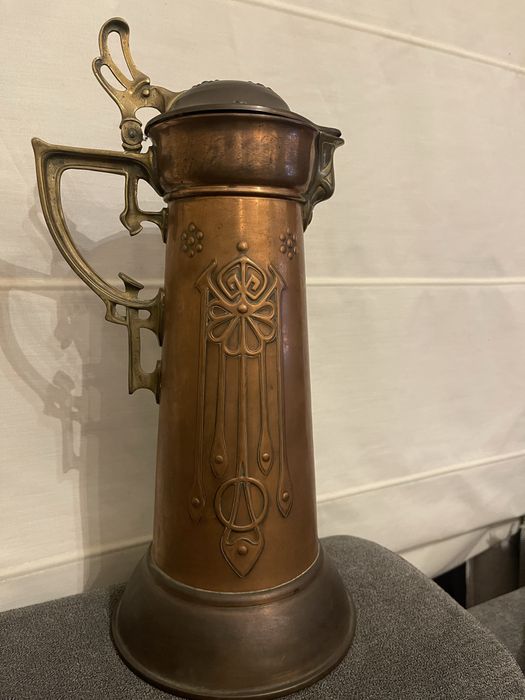 Raridade Art Nouveau: Jarra de Vinho "Jugendstil" em Cobre e Latão (c. 1900)