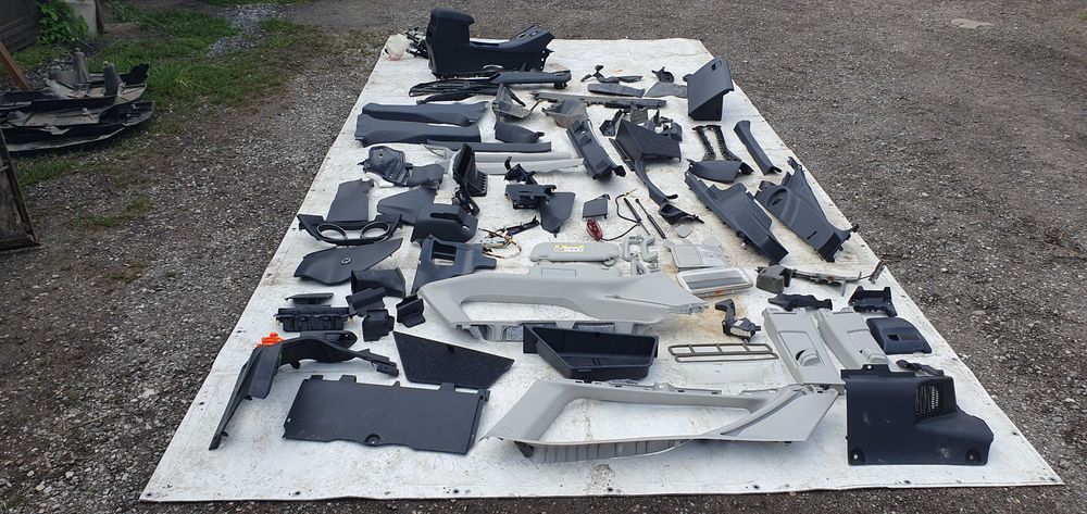 Toyota Auris II kombi lift dywan podłoga wykładzina półka bagażnika