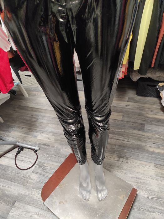 Piękne latexowe spodnie.