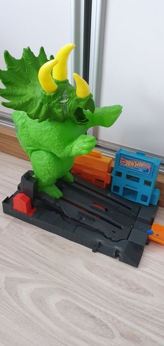 Hot wheels dinozaur