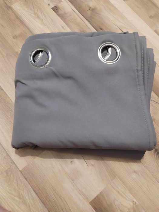 Leroy Zasłona Zaciemniająca Termiczna 140x240 szara na przelotkach kół