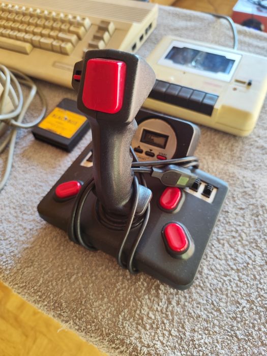 COMMODORE 64 – + OK. 30 Gier na kasetach
