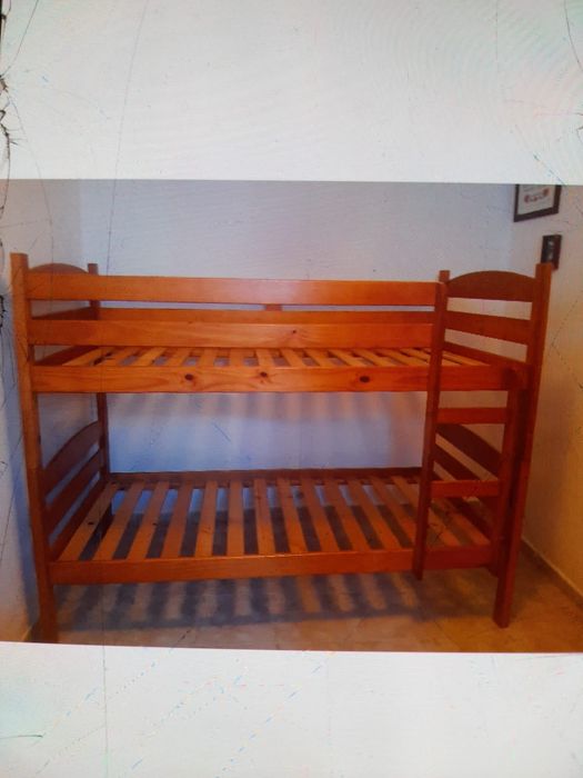 Beliche e roupeiro de madeira (Colchões incluídos)