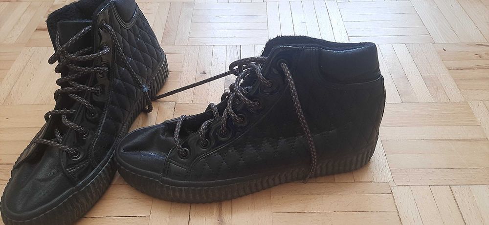 Buty sznurowane.