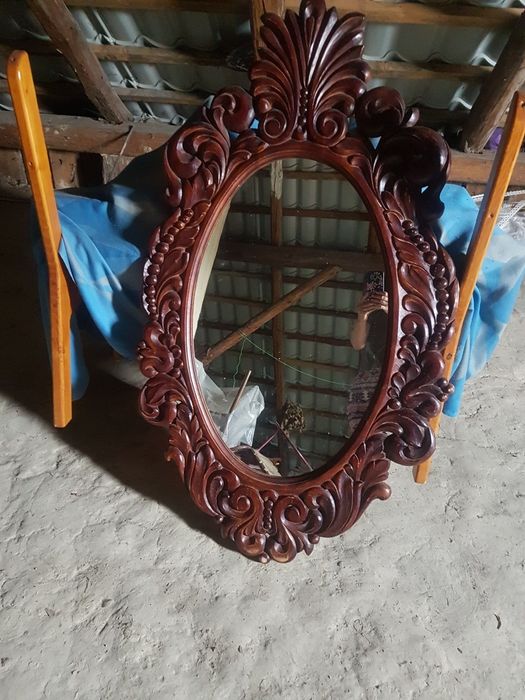 Зеркало в дубовій рамі