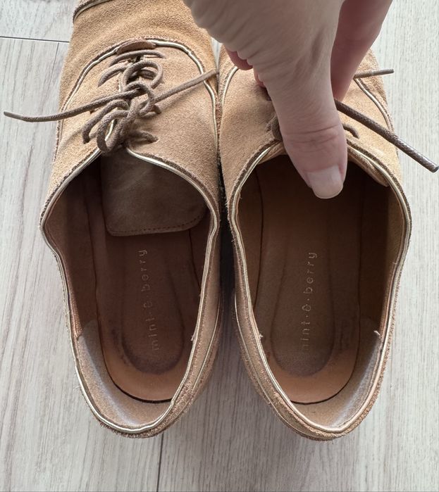 Skórzane oksfordki Mint & Berry