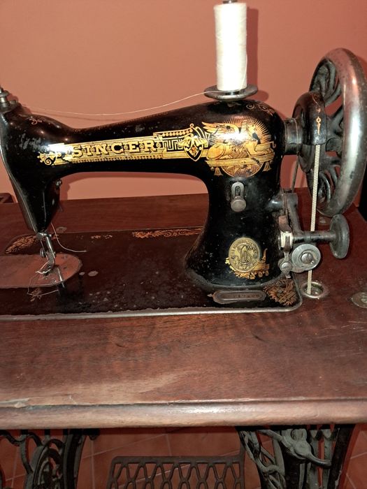 Maszyna  do szycia  sprawna.
