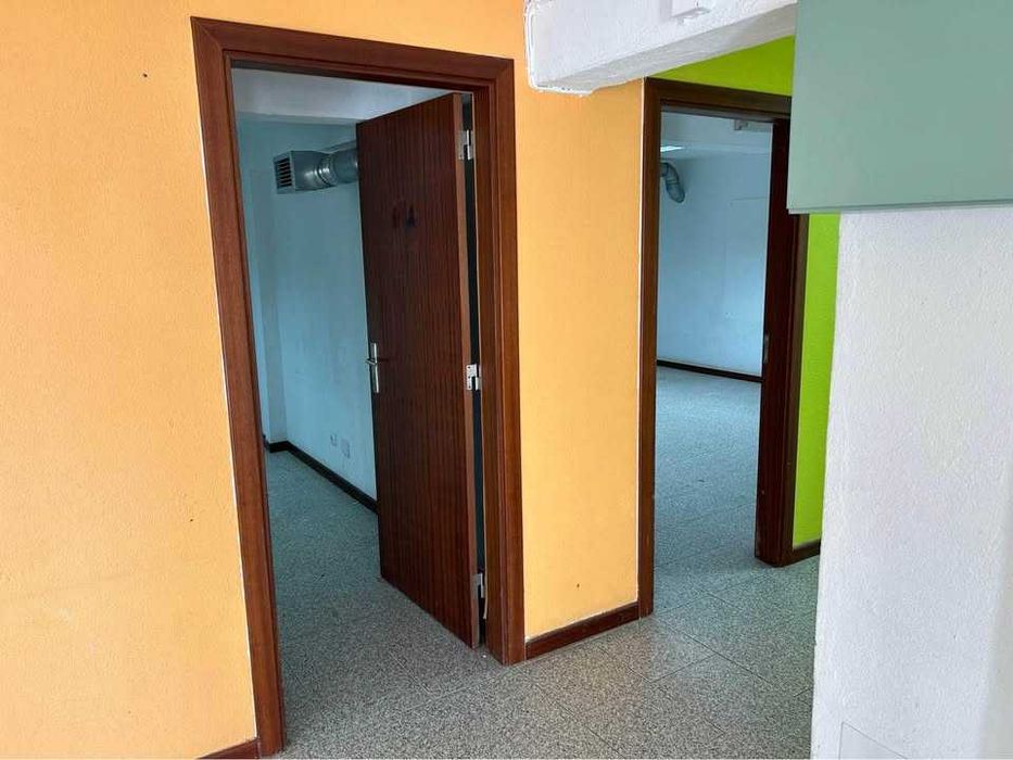 Arrenda-se garagem/armazém/escritório/centro de estudos. 110 m2. Feijó, Almada. 630 €/mês