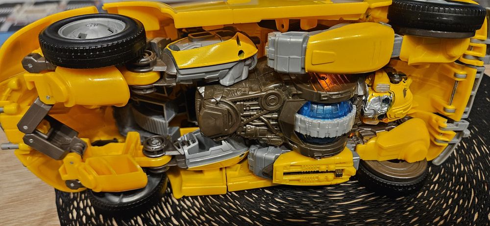 figurka Bumblebee z popularnej serii Transformers z 2011 r. Kolekcja