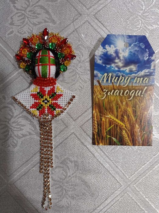 Брошка мотанка з вишивкою