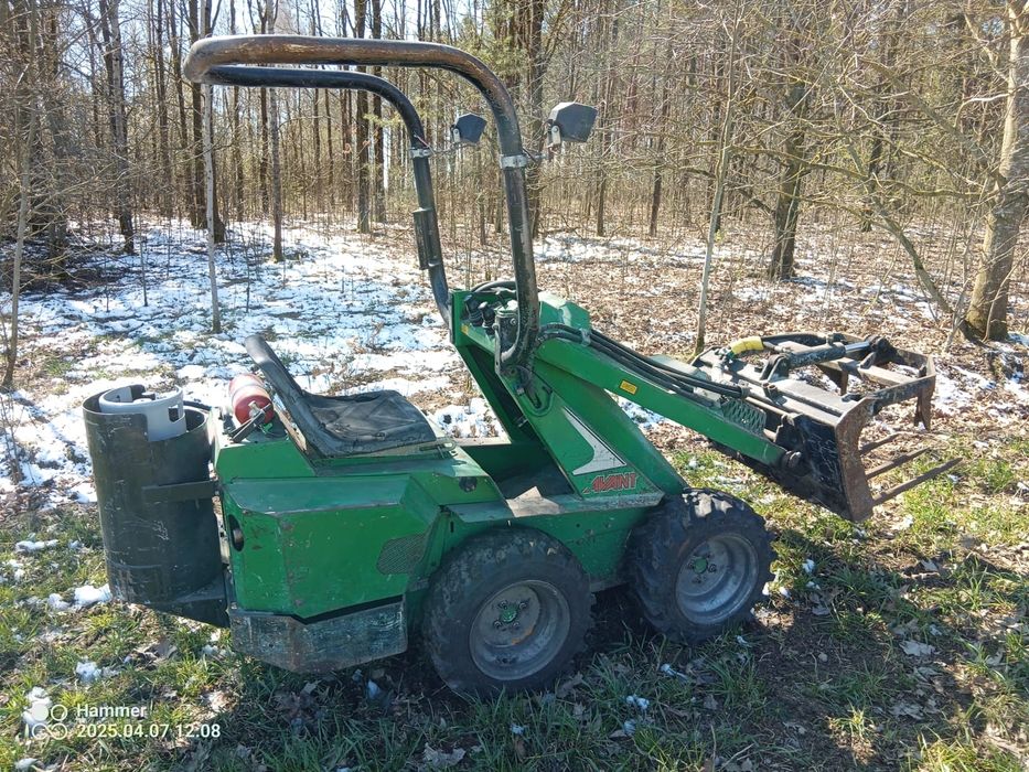 Mini ladowarka avant 320