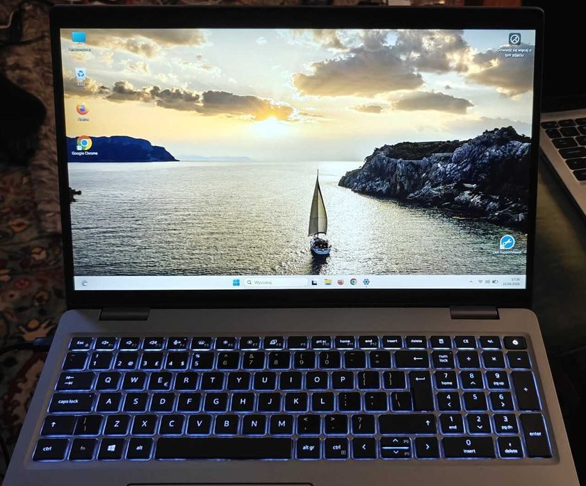 Laptop Dell Latitude 5520 i3-1125G4 15,6'' 8/256 M.2 Windows 11 Pro Podświetlana klawiatura Full HD klasa A- Bardzo ładny