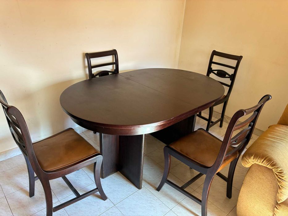 Mesa de jantar extensível + 8 cadeiras em madeira