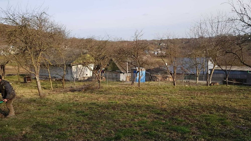 Продається земельна ділянка з двома будиночками на ділянці