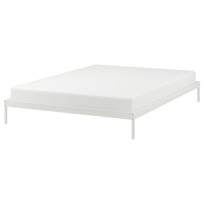 VEVELSTAD Estrutura de cama, branco, 140x200 cm + VESTERÖY Colchão molas ensacadas, firme/azul claro, 140x200 cm.